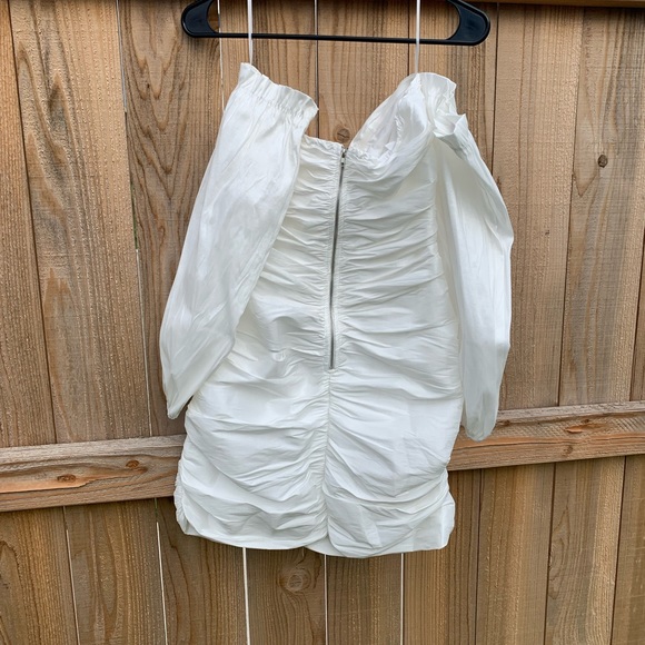 White smocked off the shoulder dress. Size medium RUNS SMALL (fits like s or xs) - Picture 6 of 6